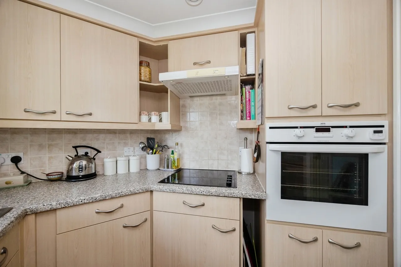 London Road, Cowplain, PO8, photo 8