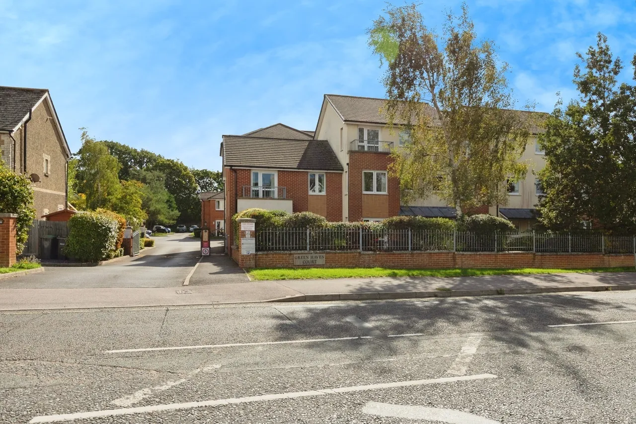 London Road, Cowplain, PO8, photo 17