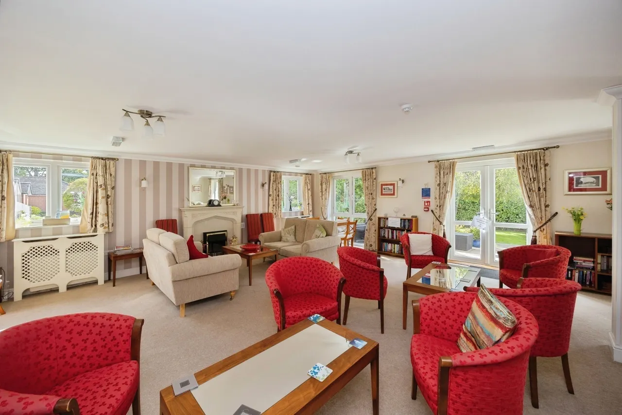 London Road, Cowplain, PO8, photo 13