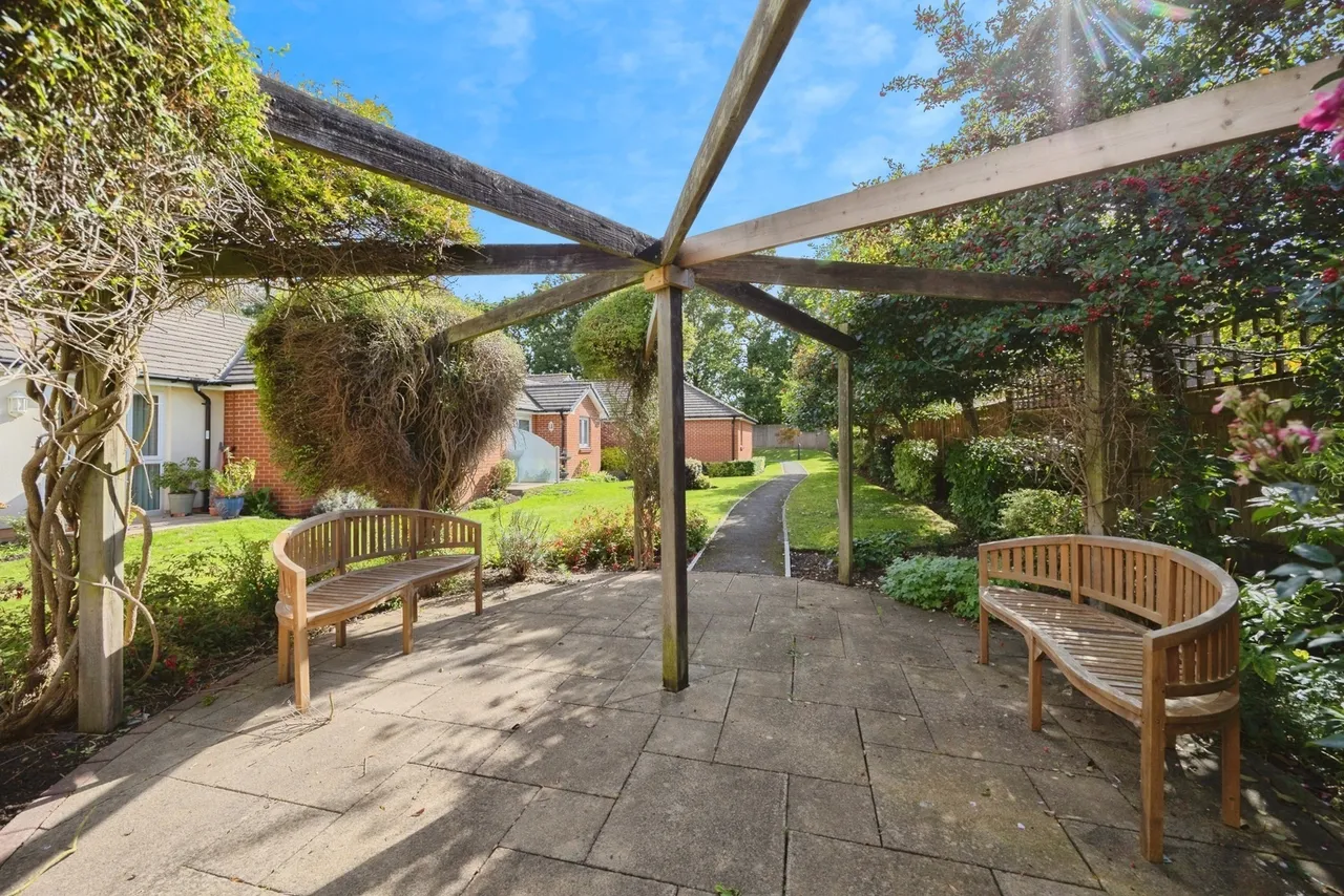 London Road, Cowplain, PO8, photo 16
