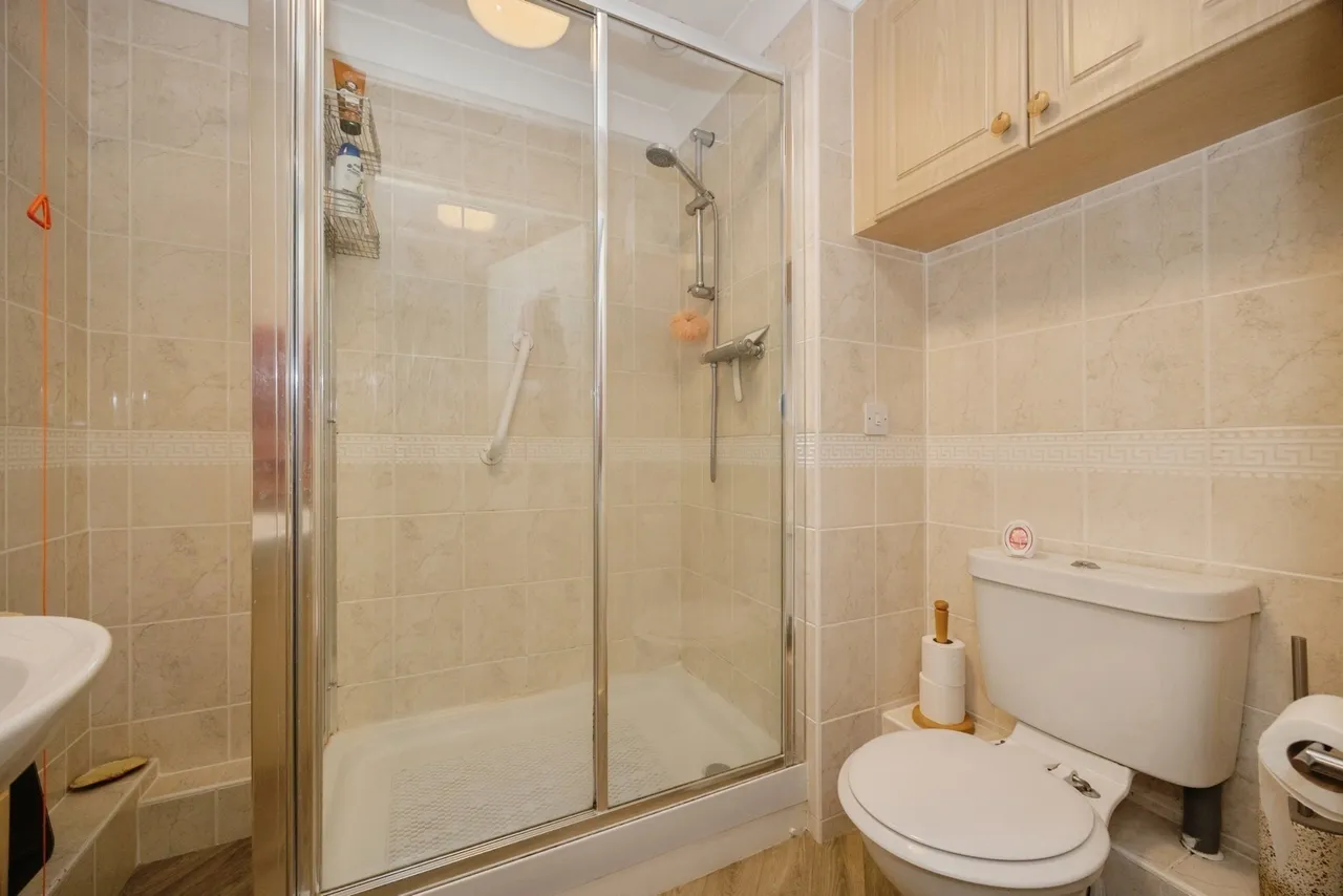 London Road, Cowplain, PO8, photo 12