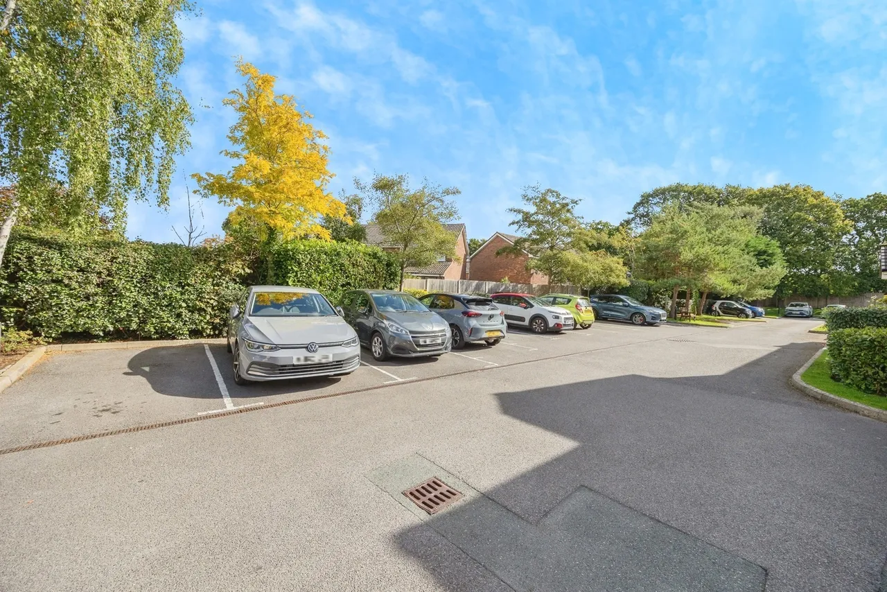 London Road, Cowplain, PO8, photo 15