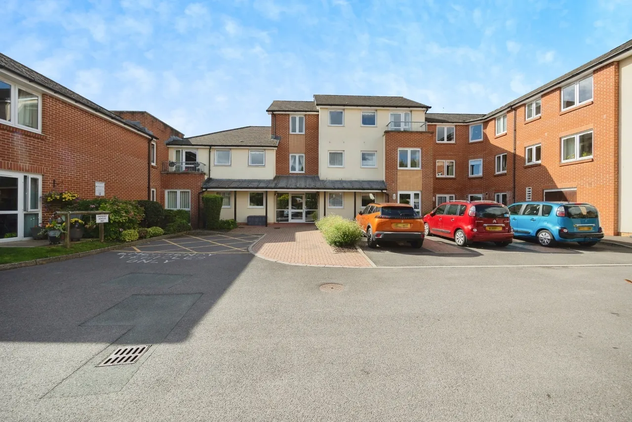 1 bed flat for sale, London Road, Cowplain, PO8