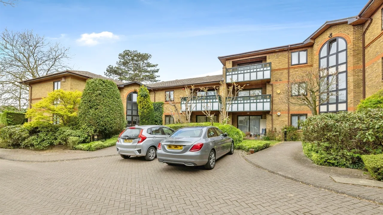 2 bed flat for sale — High Street, Bushey