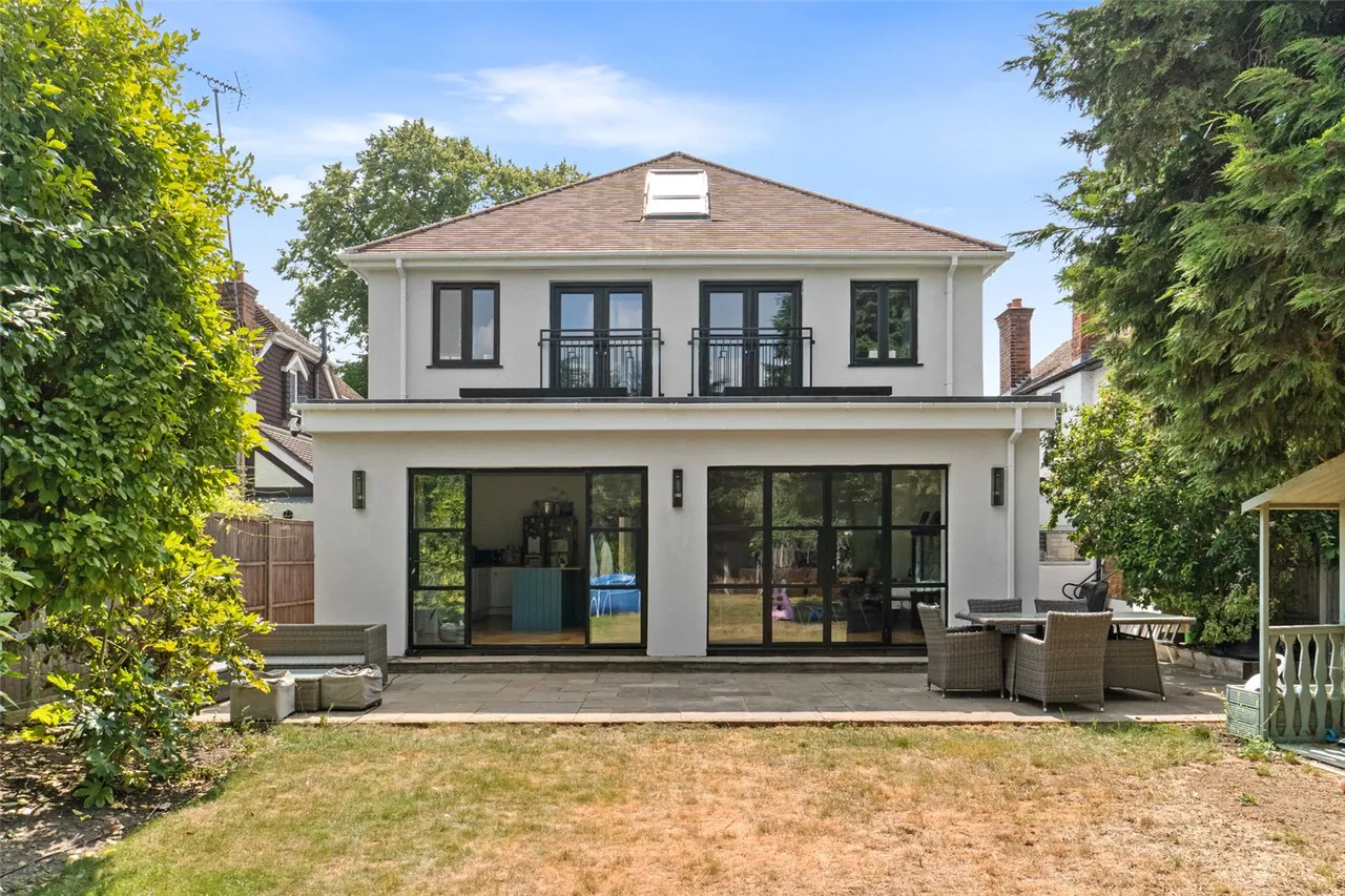 Darby Crescent, Sunbury, TW16 5LB, photo 2