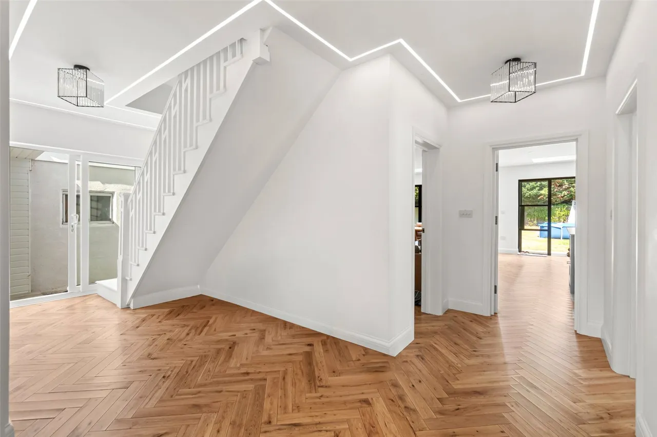 Darby Crescent, Sunbury, TW16 5LB, photo 3