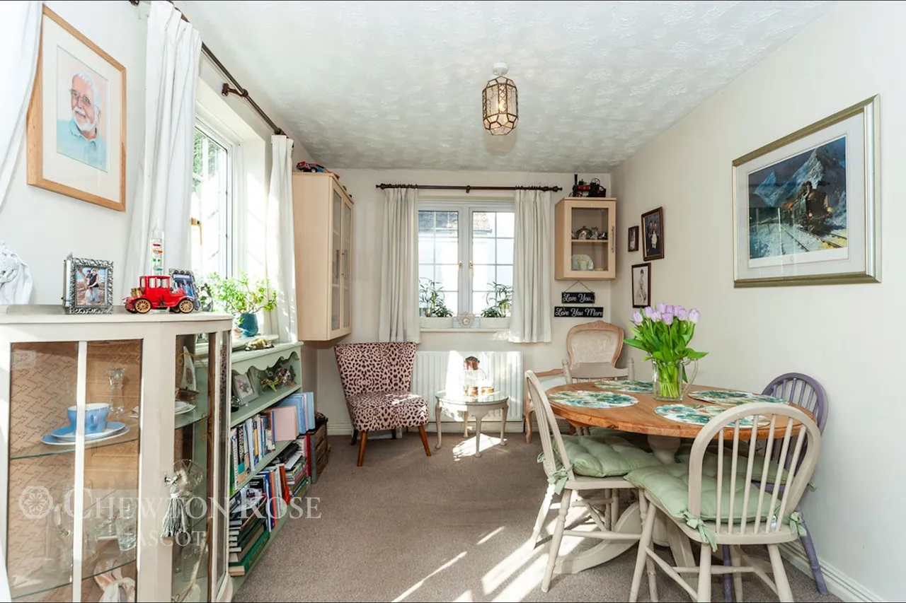 SQUIRREL Lane, Winkfield, photo 15