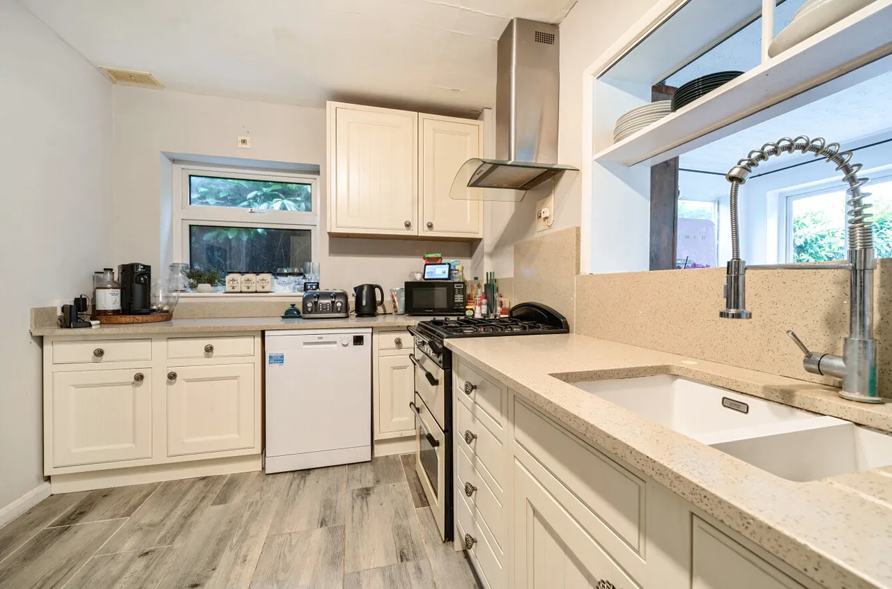 Broad Street, West End, Woking, Surrey, GU24 9NH, photo 2