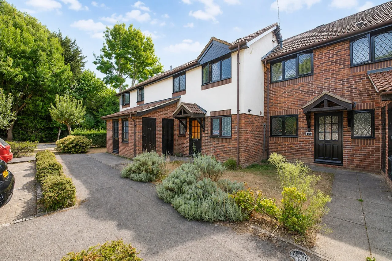 Birchwood Drive, Lightwater, GU18, photo 13