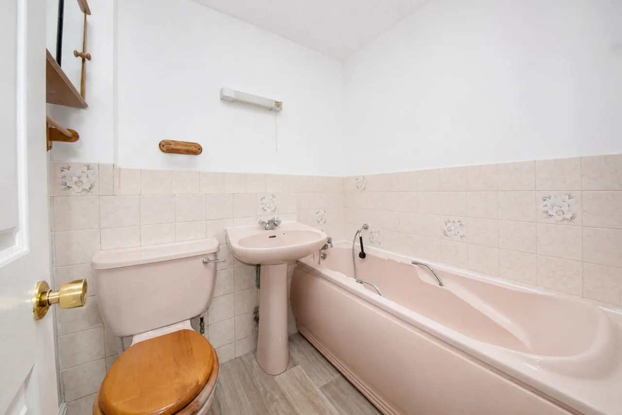 Birchwood Drive, Lightwater, GU18, photo 7