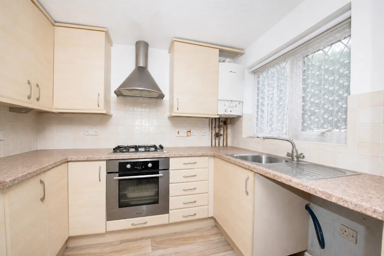 Birchwood Drive, Lightwater, GU18, photo 2