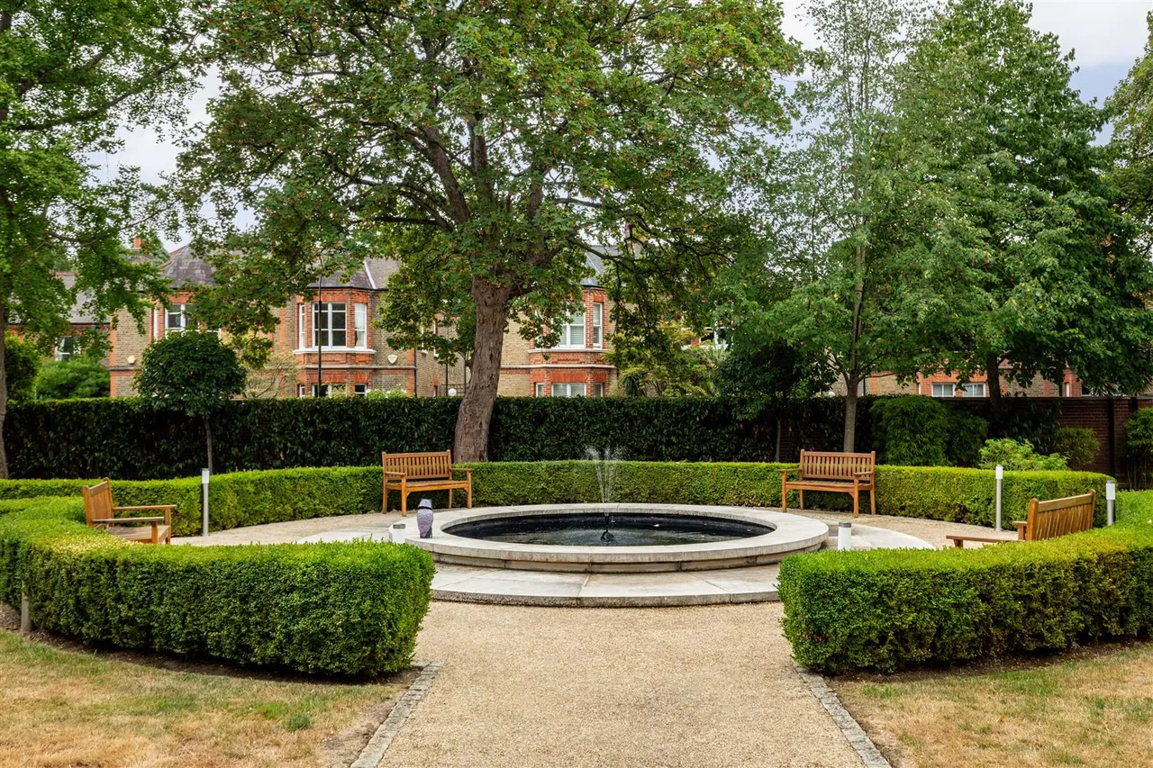 Ravenscourt Gardens, London, W6, photo 13