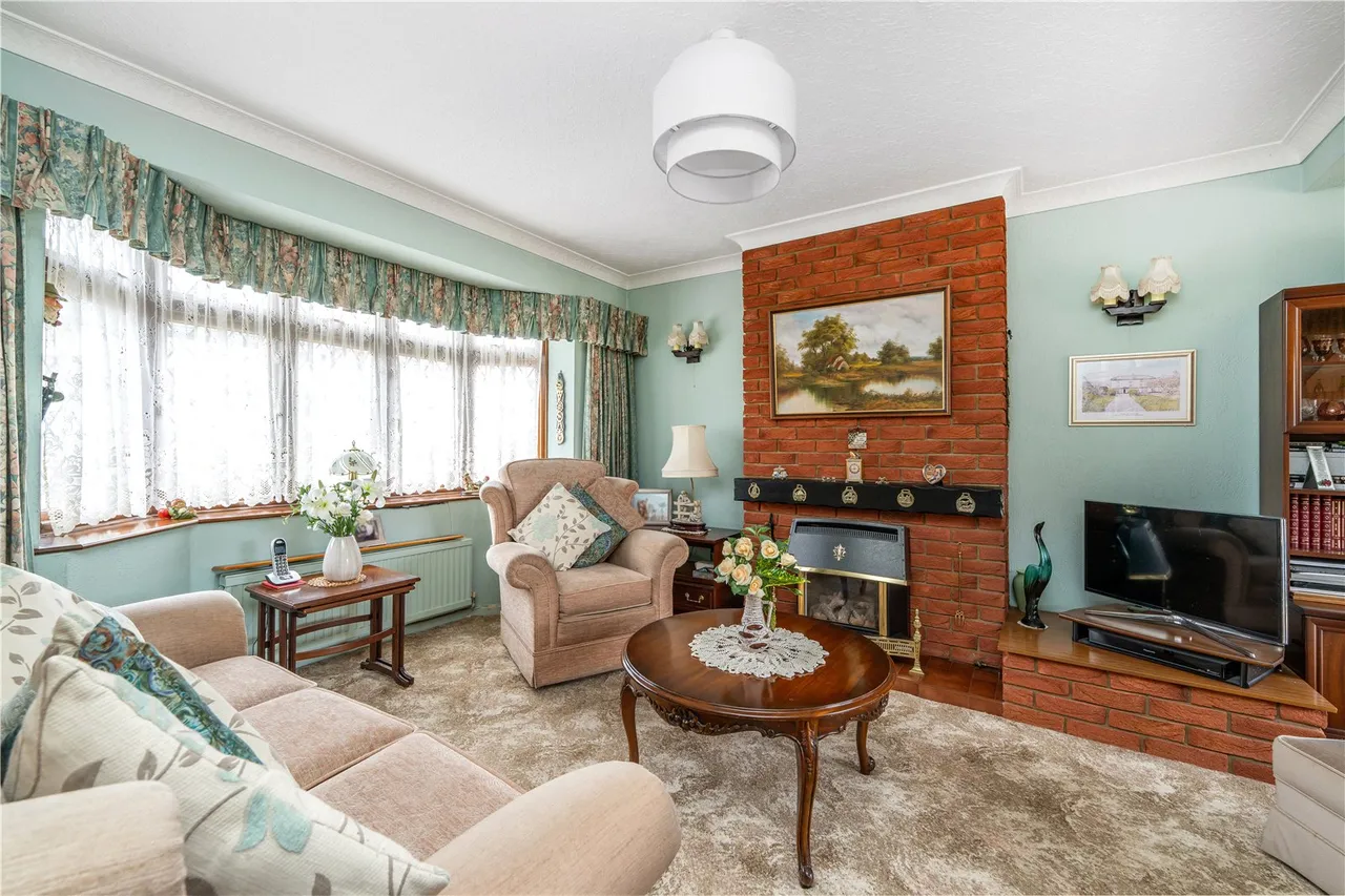 Conway Road, Hanworth, TW13 6TE, photo 3