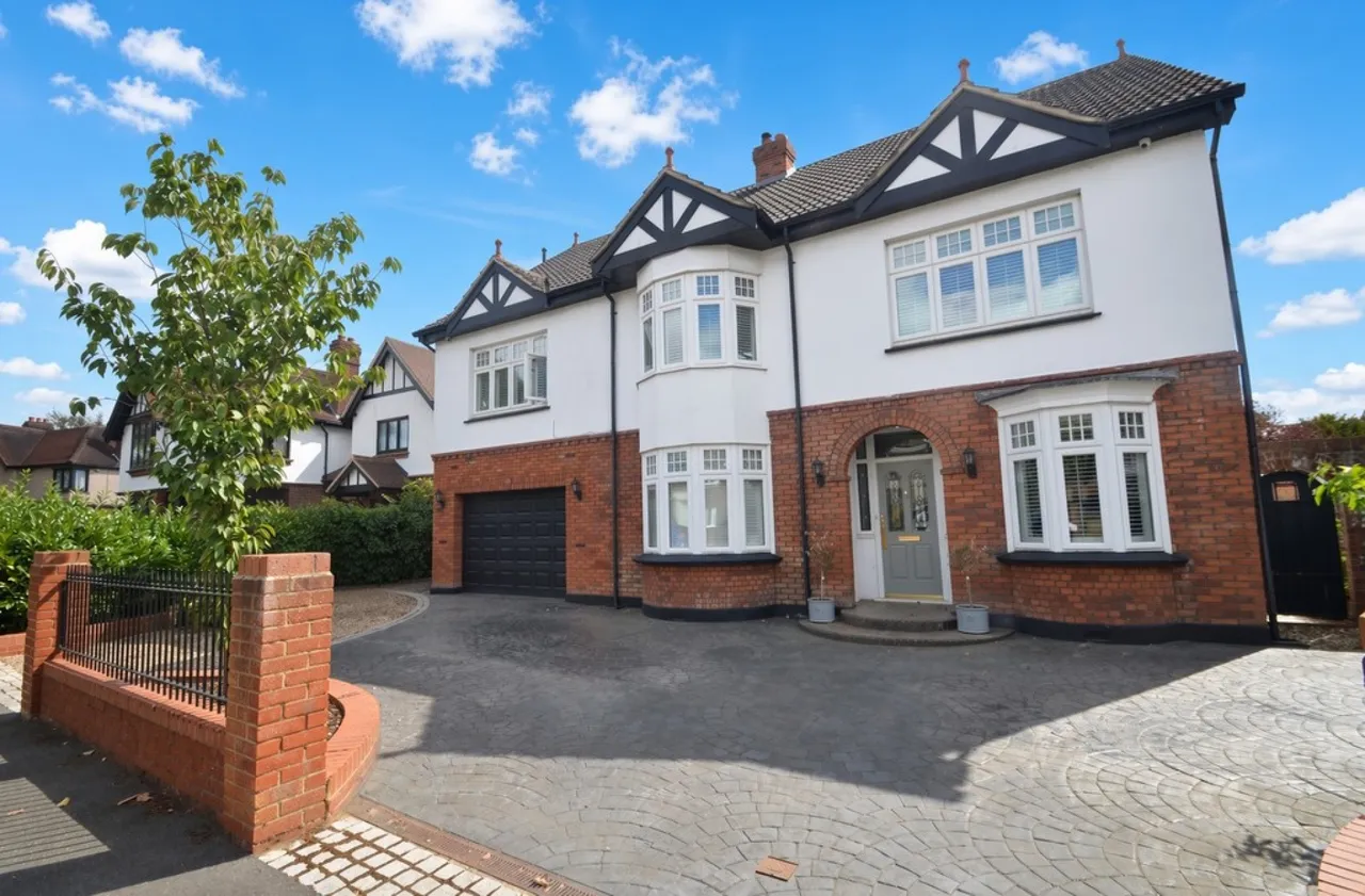 7 bed house to rent, Greenlands Road, Staines-Upon-Thames