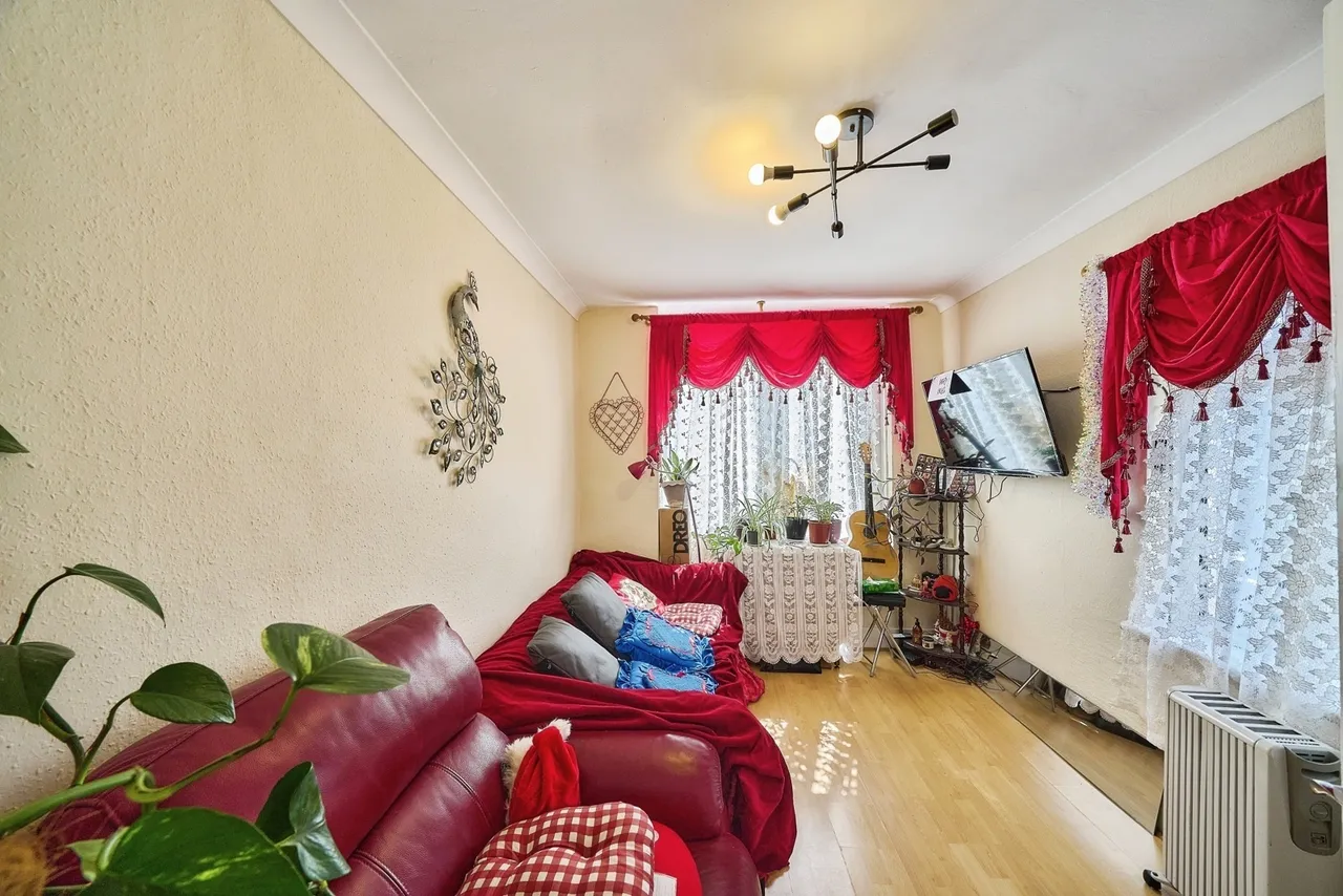 Wragby Road, London, E11, photo 4