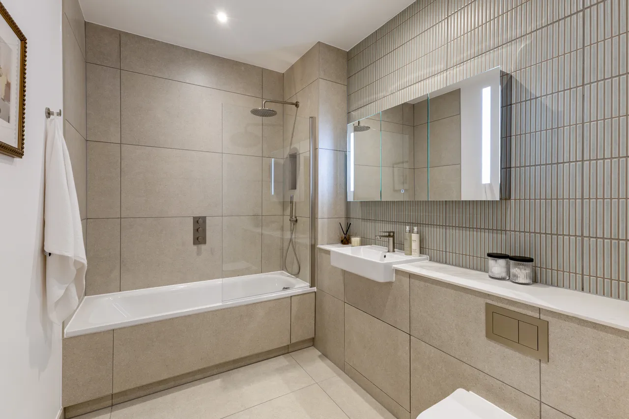The Broadway, London, SW19, photo 6