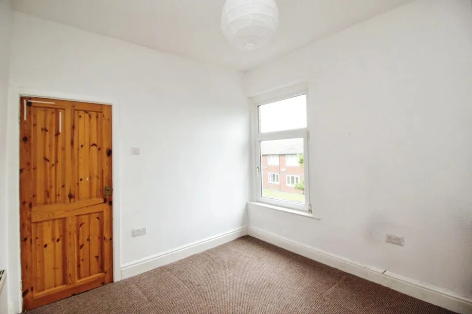 Westgate, Leyland, PR25, photo 7
