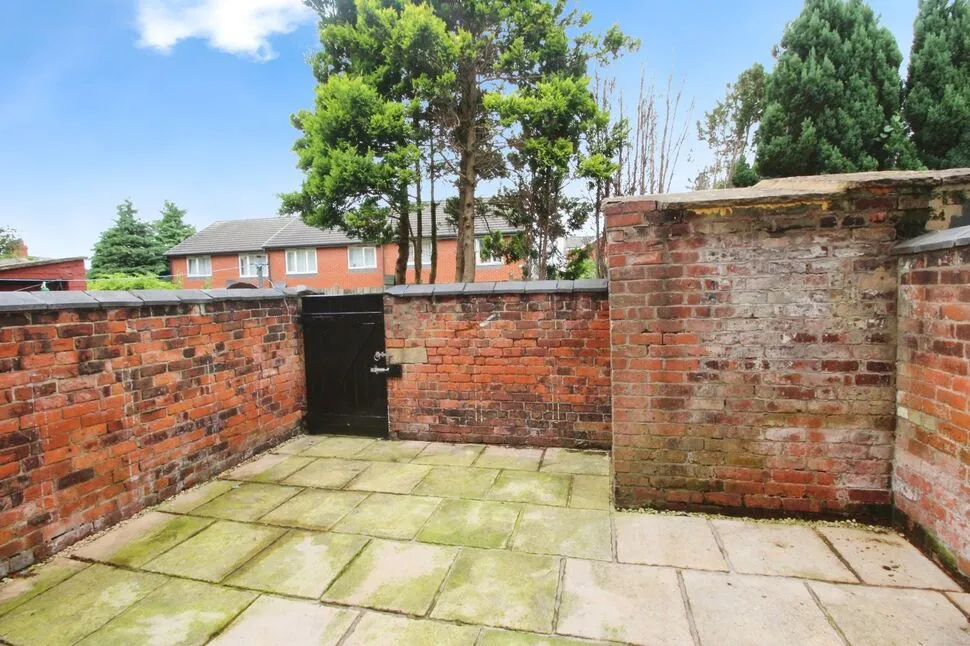 Westgate, Leyland, PR25, photo 4