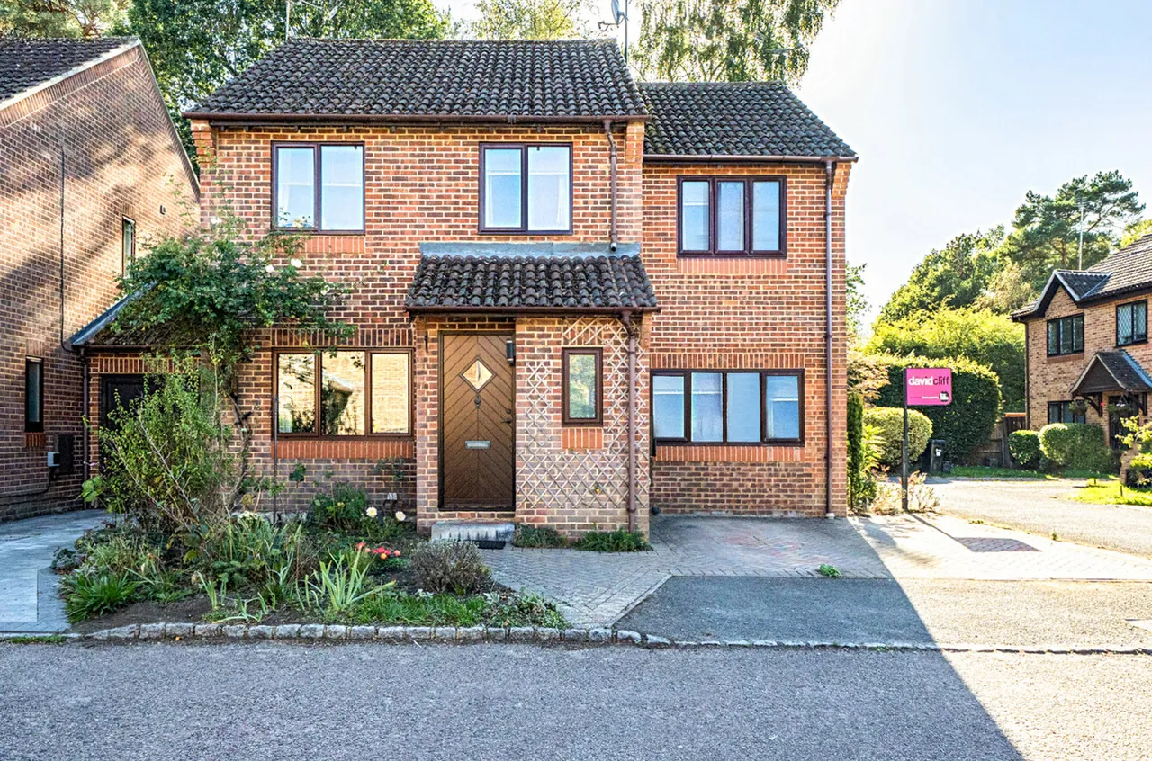 4 bed house for sale, Heather Close, Finchampstead, RG40