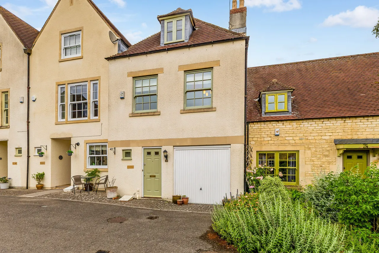 3 bed house for sale — Bingham Close, Cirencester, GL7
