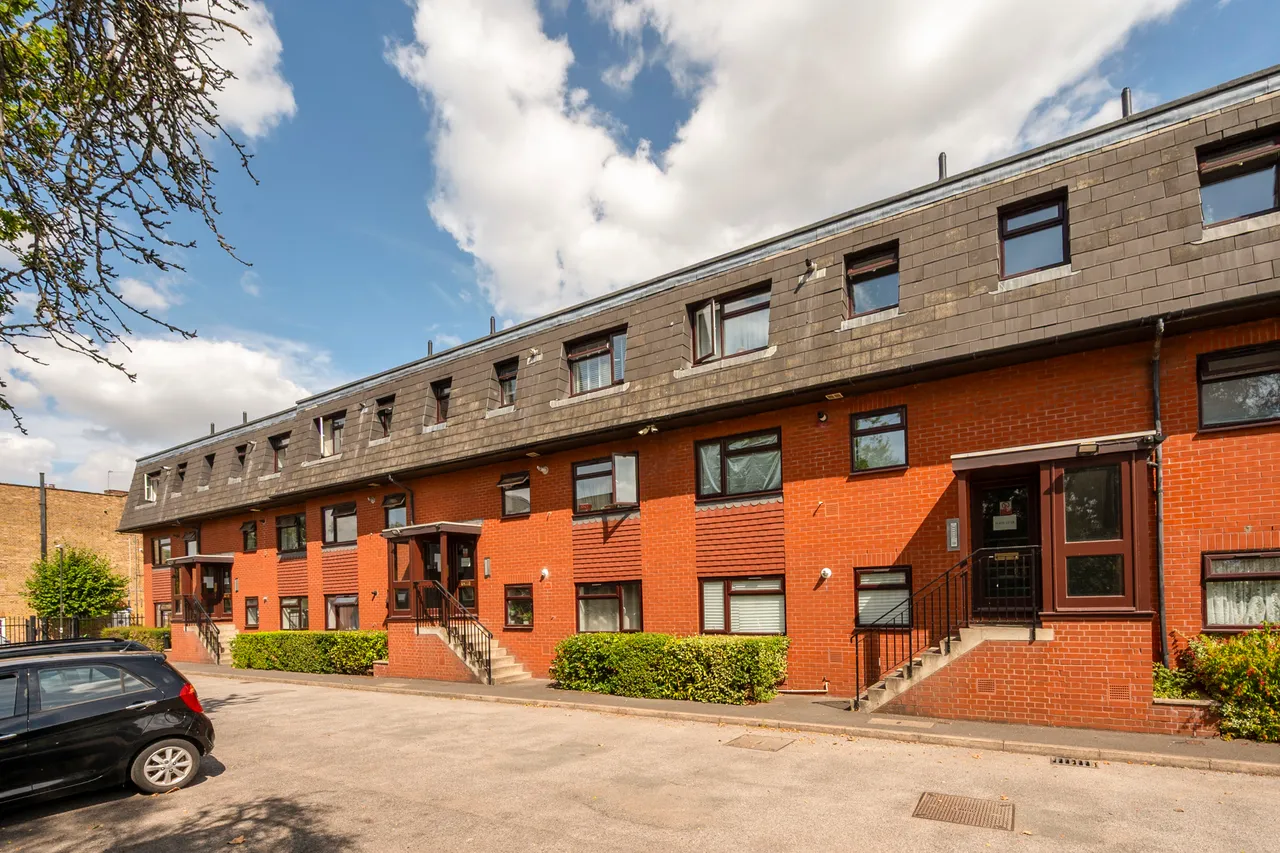 2 bed flat to rent, London, SW19