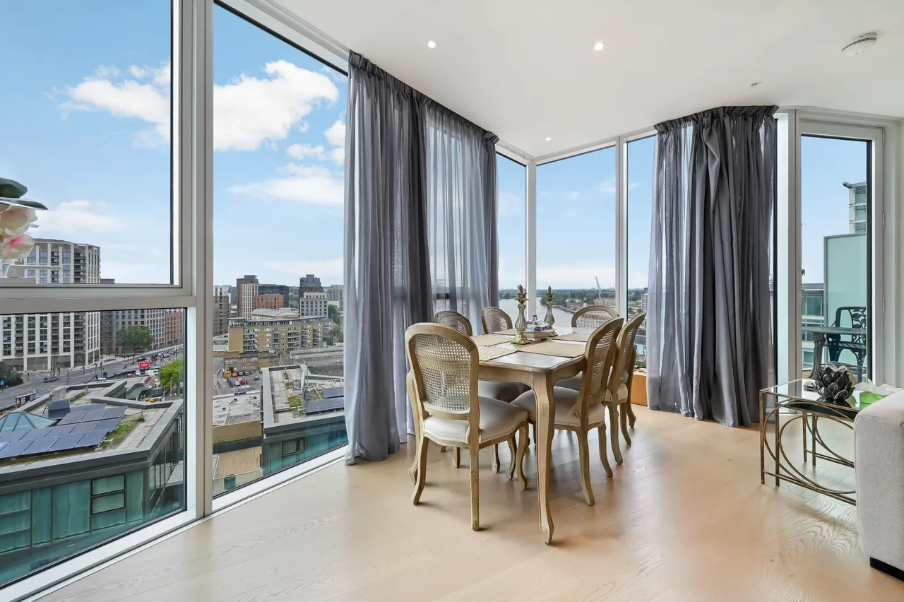 3 bed flat for sale, Juniper Drive, SW18