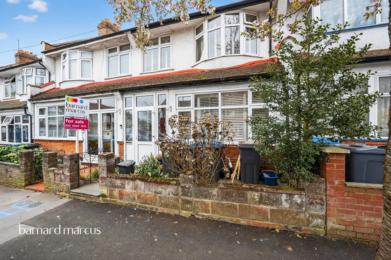 3 bed house for sale — Lynwood Gardens, Croydon