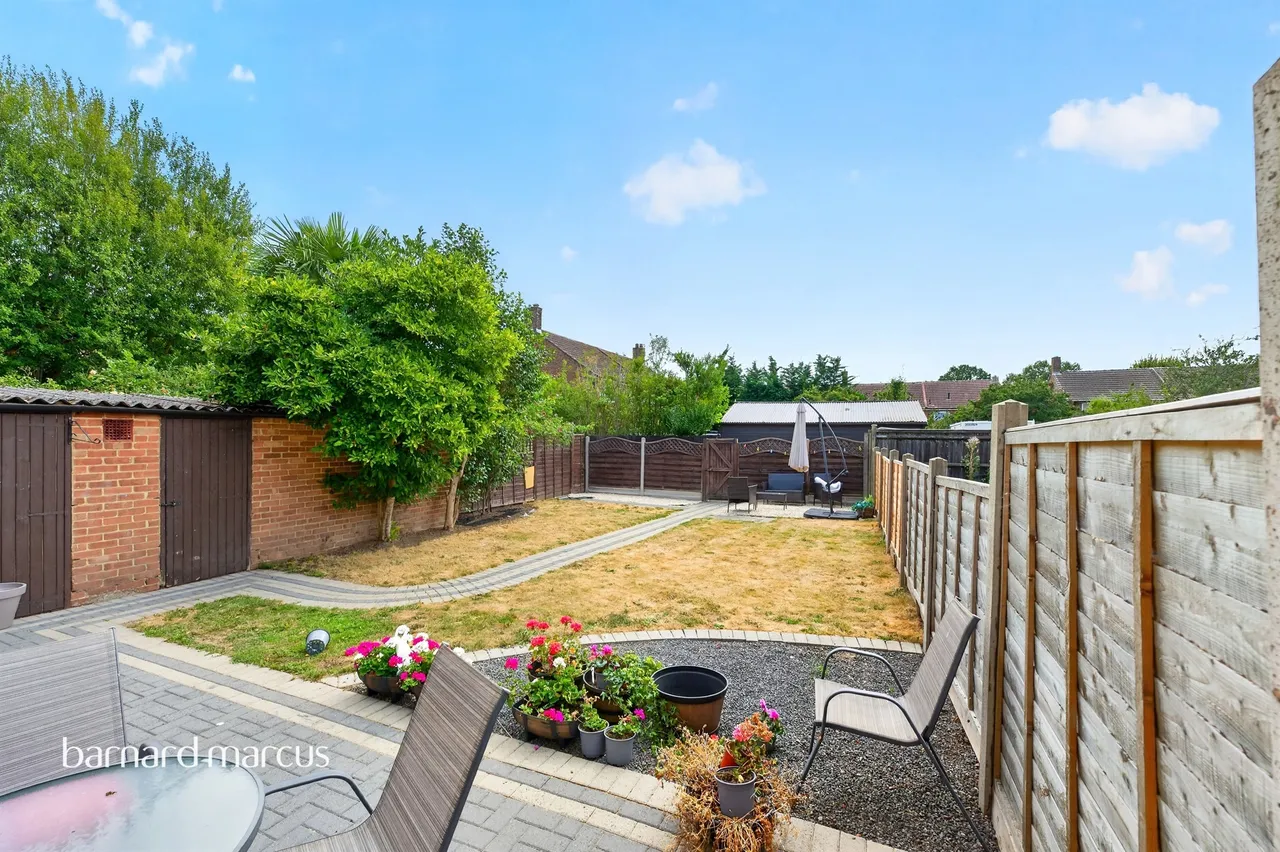 Hatch Gardens, Tadworth, photo 9