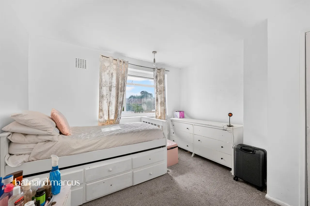 Hatch Gardens, Tadworth, photo 11