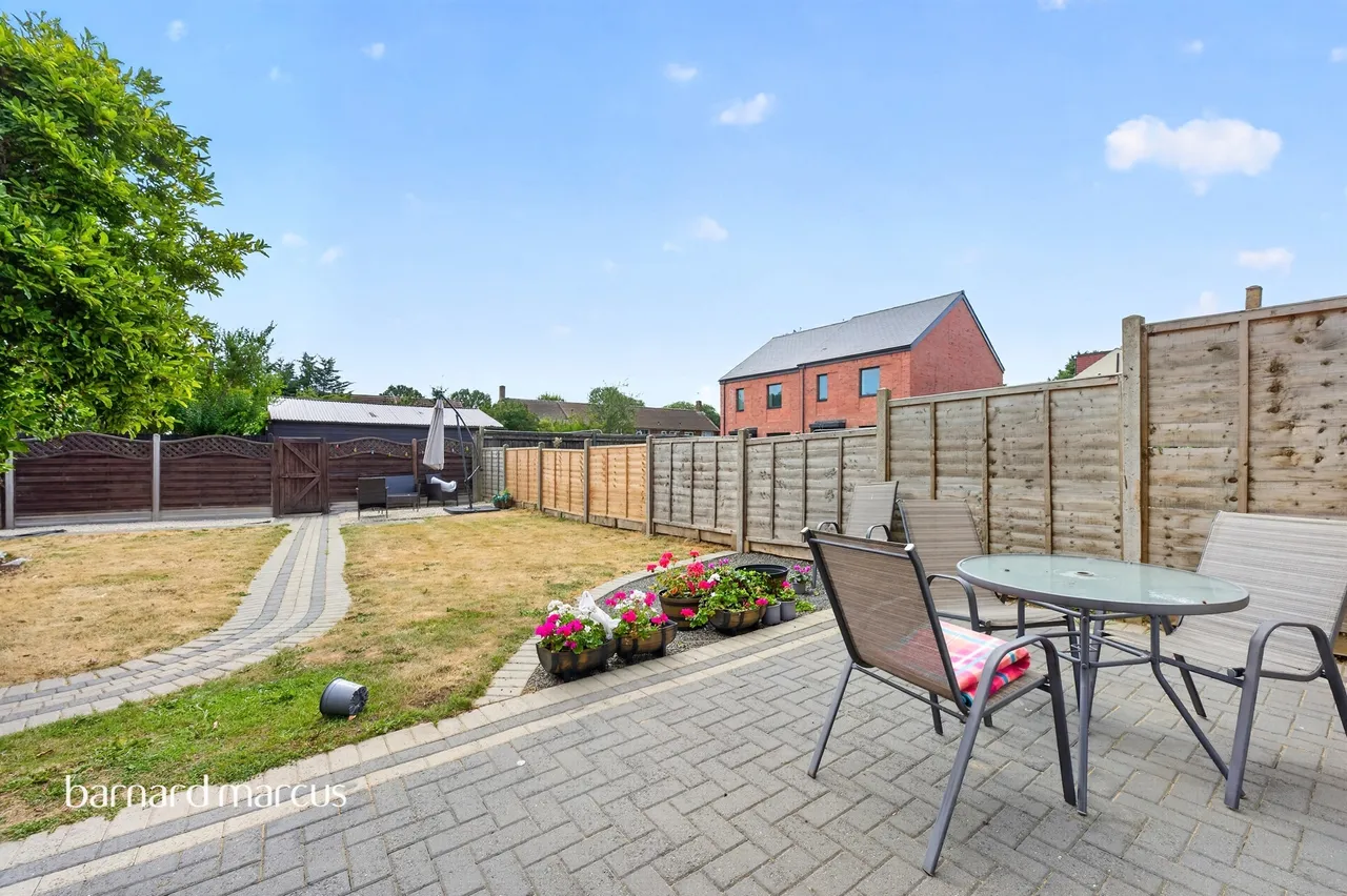 Hatch Gardens, Tadworth, photo 8