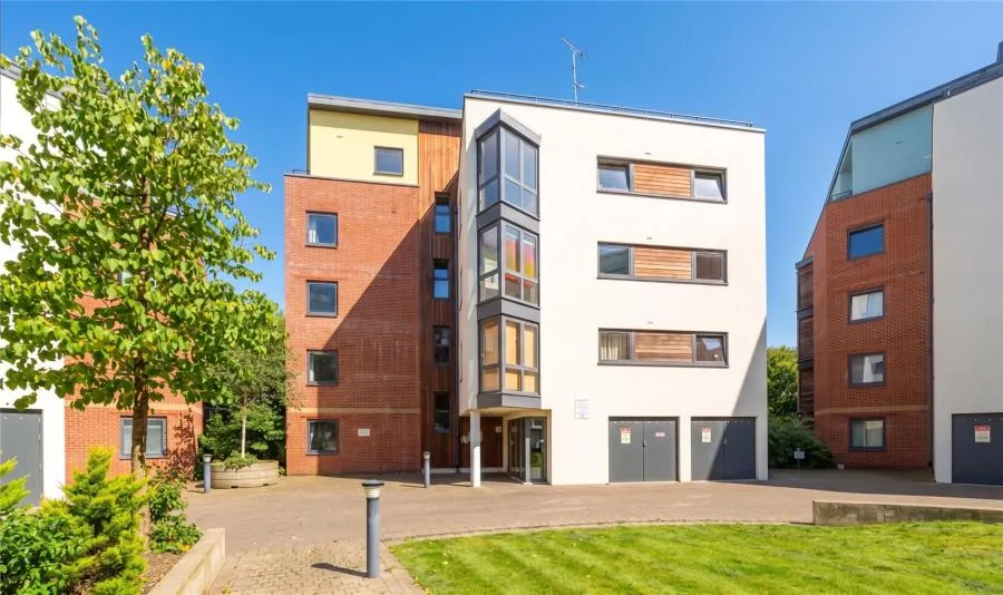 2 bed flat for sale, Southwell Park Road, Camberley, GU15