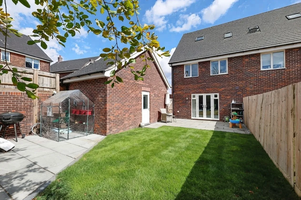 3 bed property for sale, Foxglove Drive, Crawley, RH10
