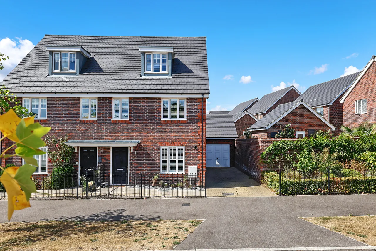 Foxglove Drive, Crawley, RH10, photo 2