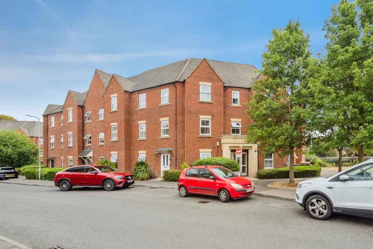 2 bed flat for sale — Hinsley Walk, Bletchley, Milton Keynes