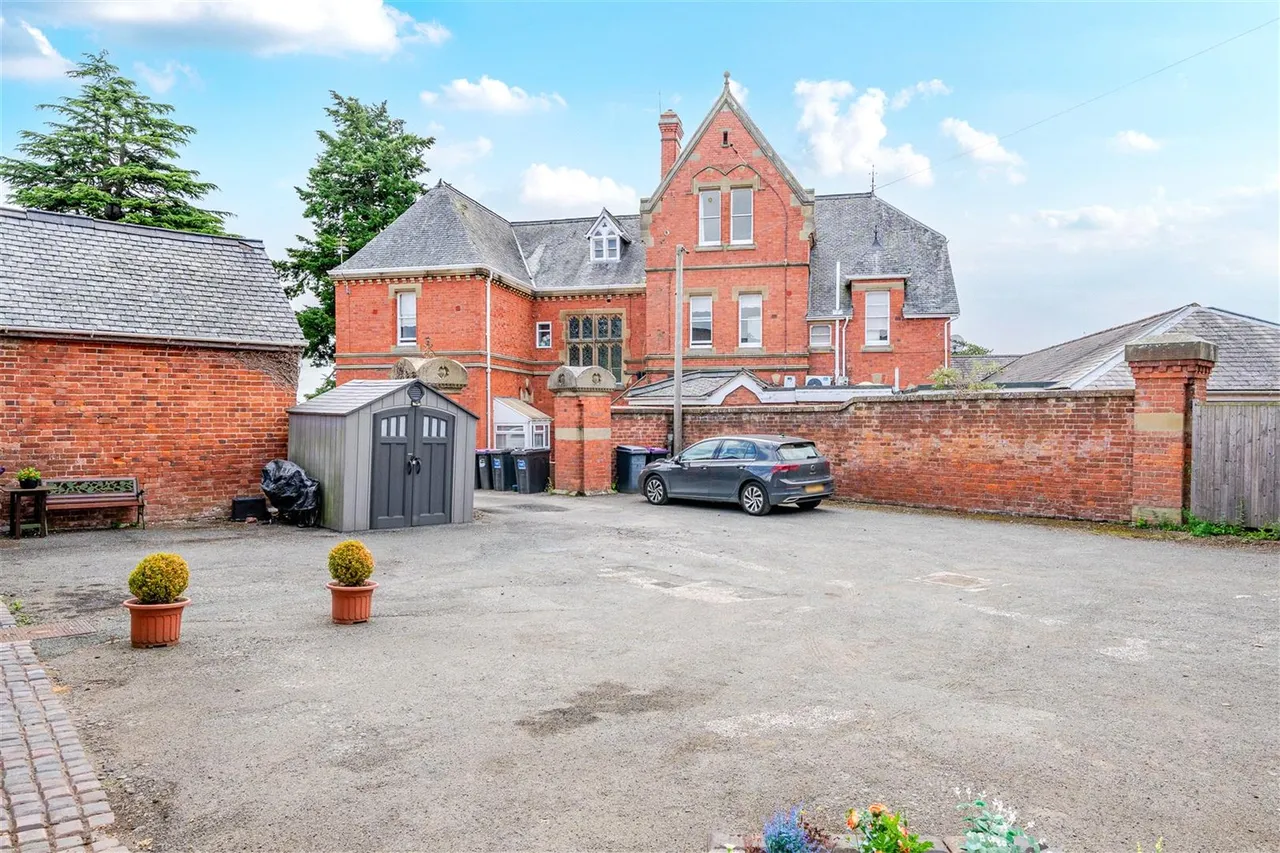 High Fawr Avenue, Oswestry, photo 6
