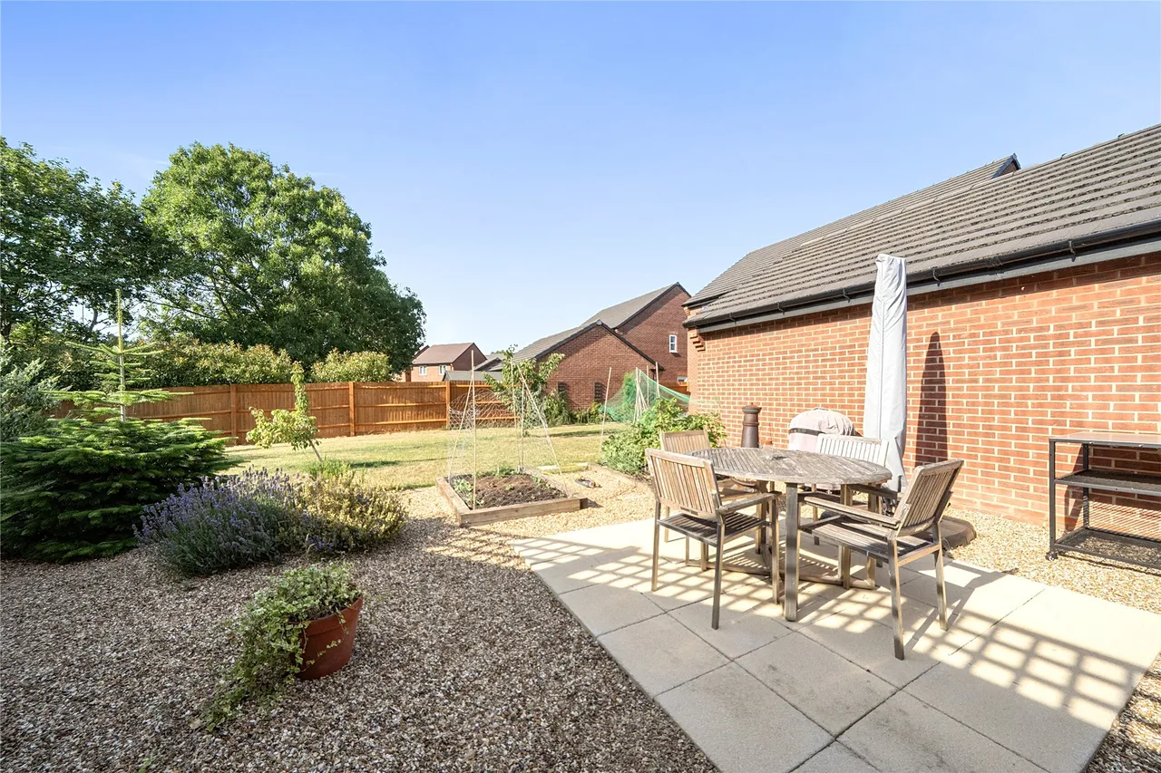 Lennon Way, Aylesbury, HP21, photo 13