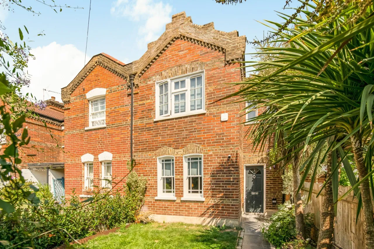 3 bed house for sale, Victoria Road, Mortlake, SW14