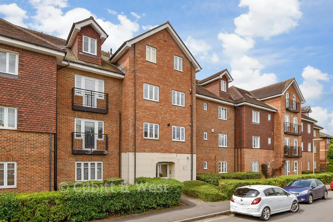 2 bed flat for sale, Lumley Road, Horley, RH6