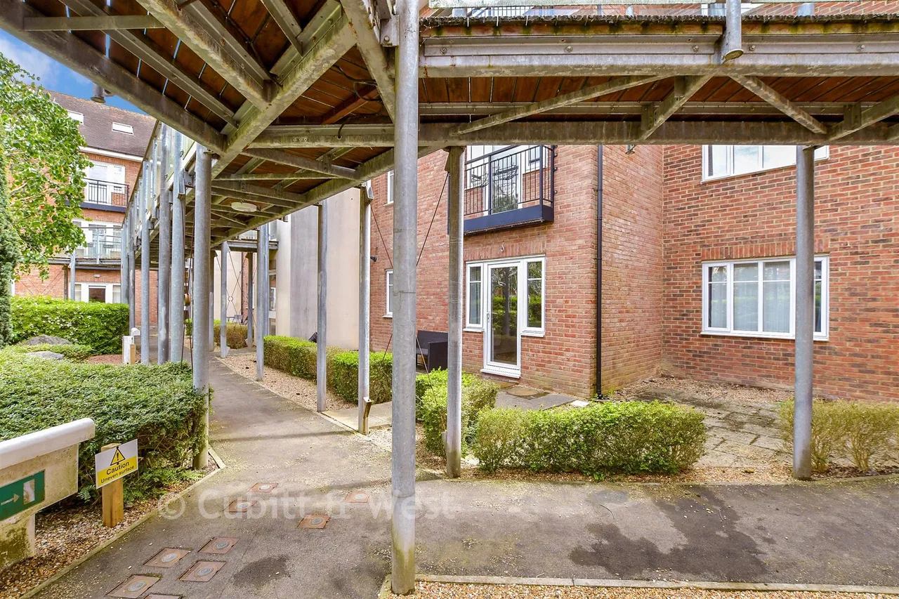 Lumley Road, Horley, RH6, photo 15