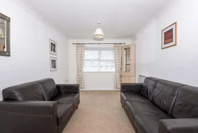 International Way, Sunbury-On-Thames, TW16, photo 2