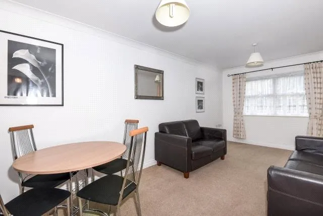 International Way, Sunbury-On-Thames, TW16, photo 3