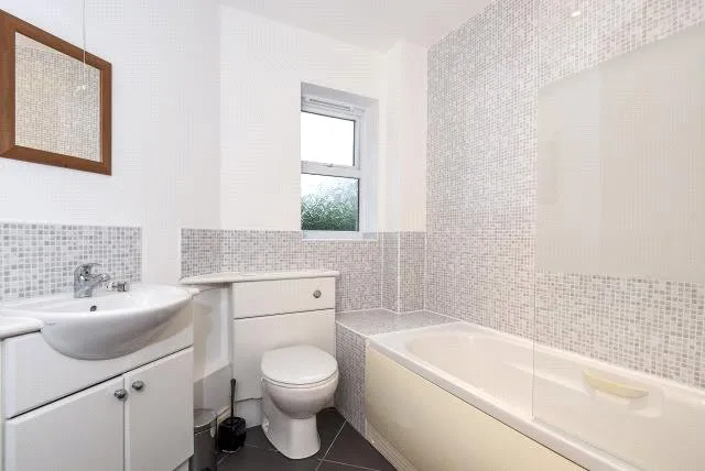International Way, Sunbury-On-Thames, TW16, photo 8