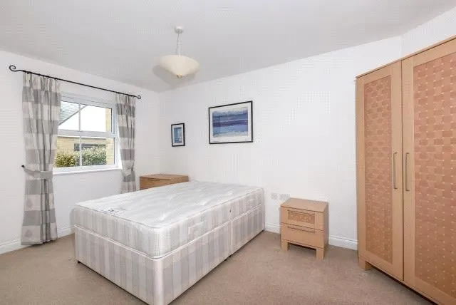 International Way, Sunbury-On-Thames, TW16, photo 7
