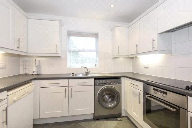 International Way, Sunbury-On-Thames, TW16, photo 4