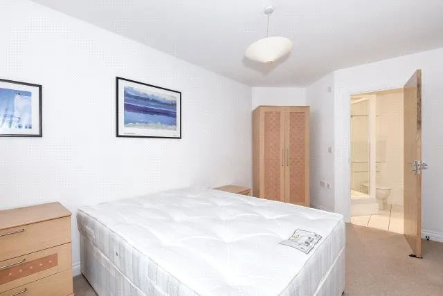 International Way, Sunbury-On-Thames, TW16, photo 5