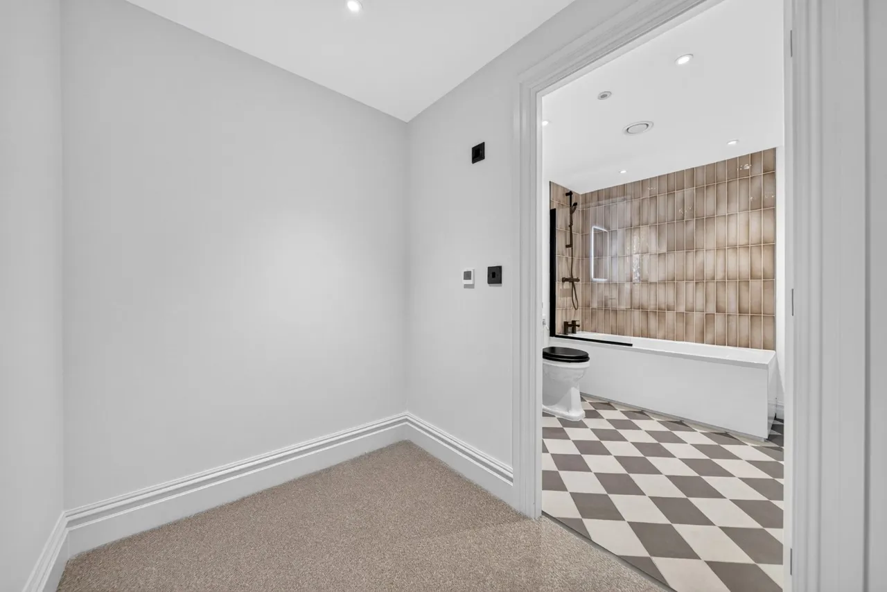 Old Road, Farsley, LS28, photo 9