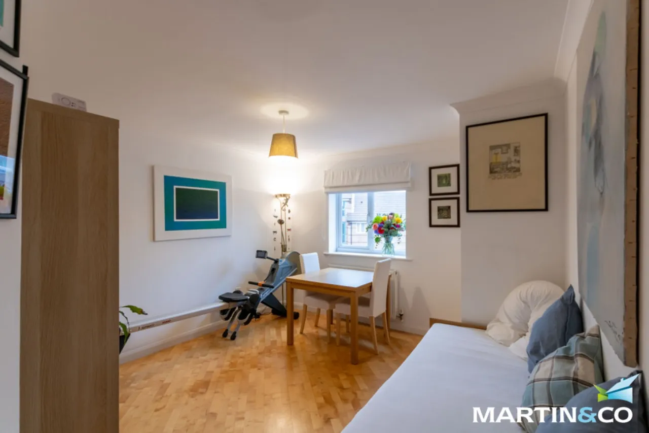 Carpathian Court, Chamberlain Court, B18, photo 2
