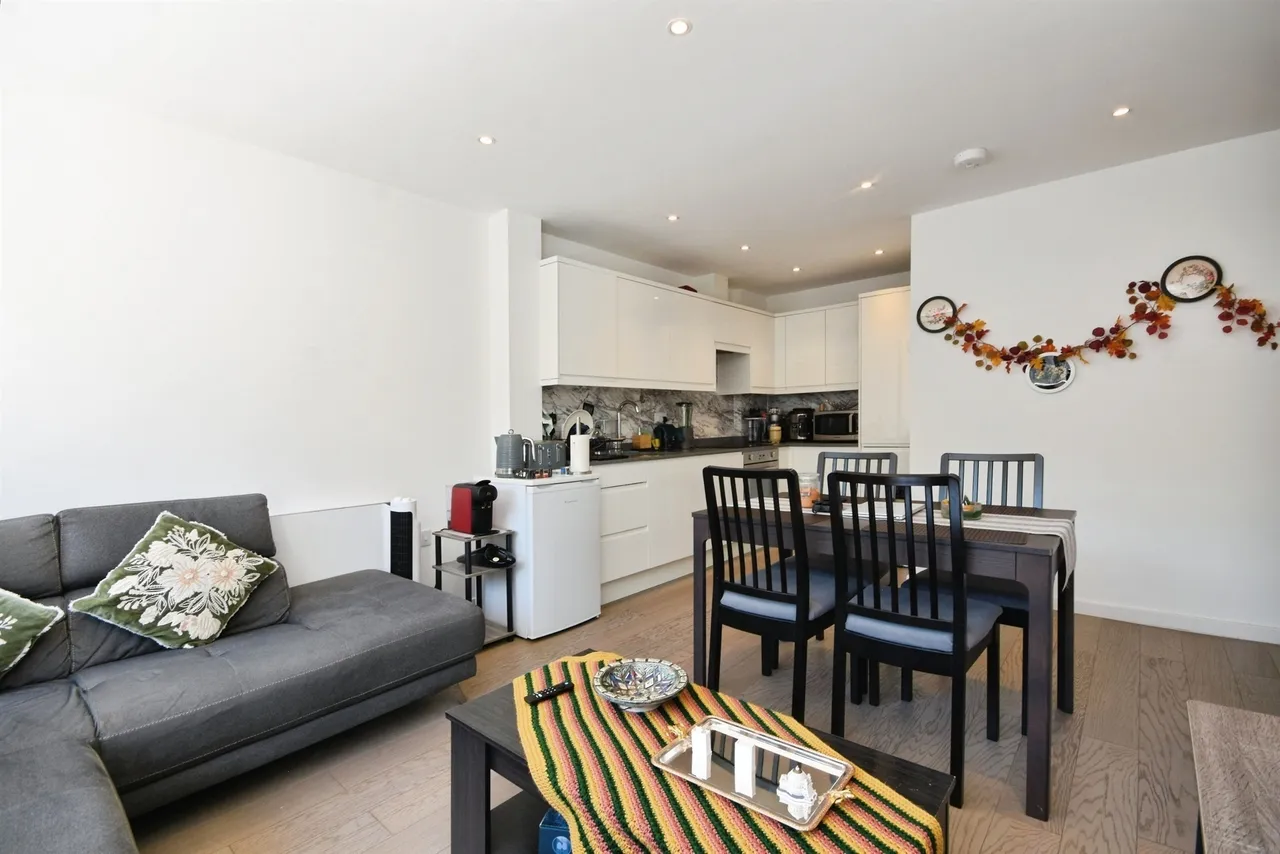 2 bed flat for sale, Hubert Road, Brentwood, CM14