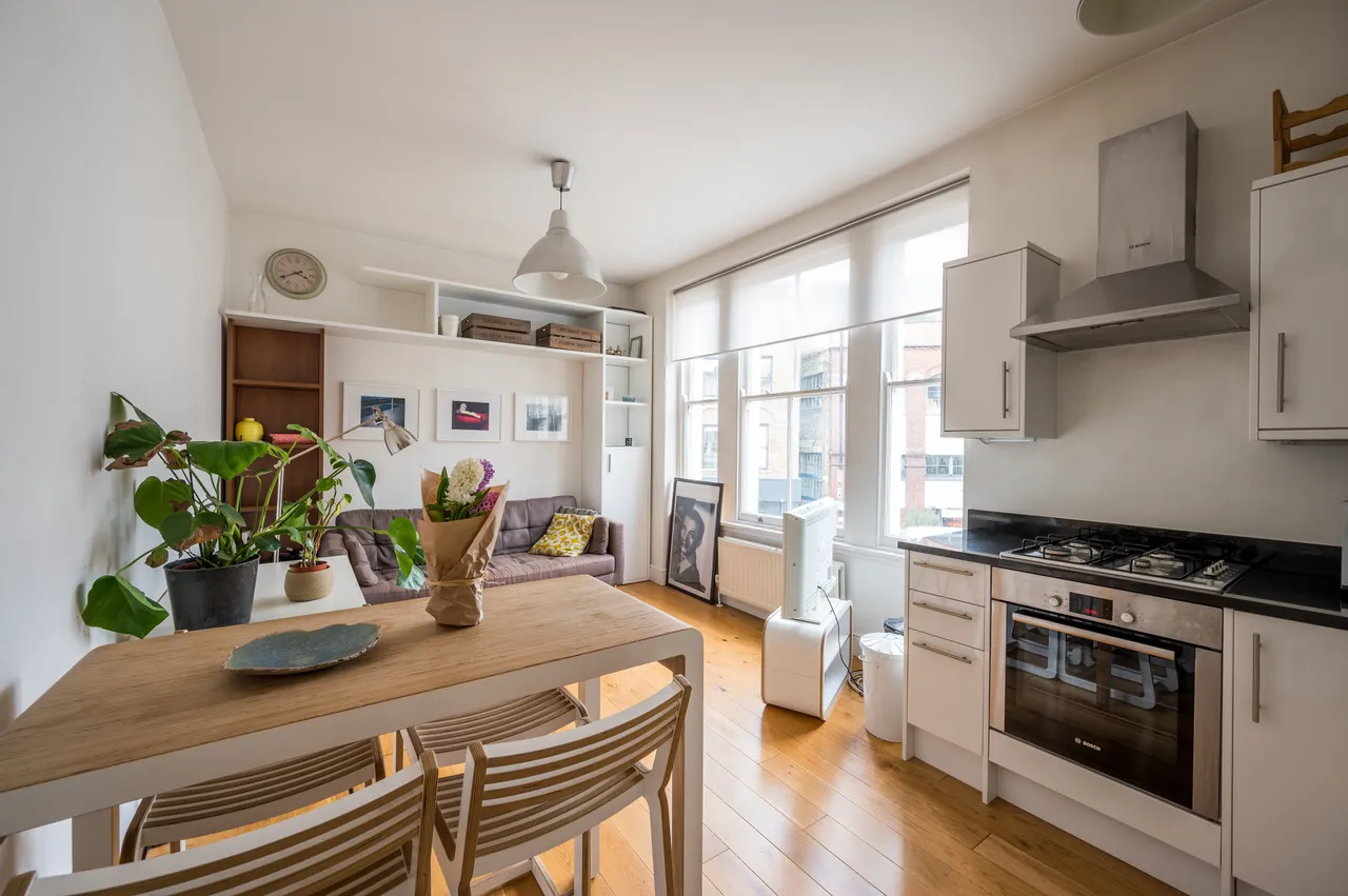 1 bed flat to rent — Flat B, 2-6 Columbia Road, London