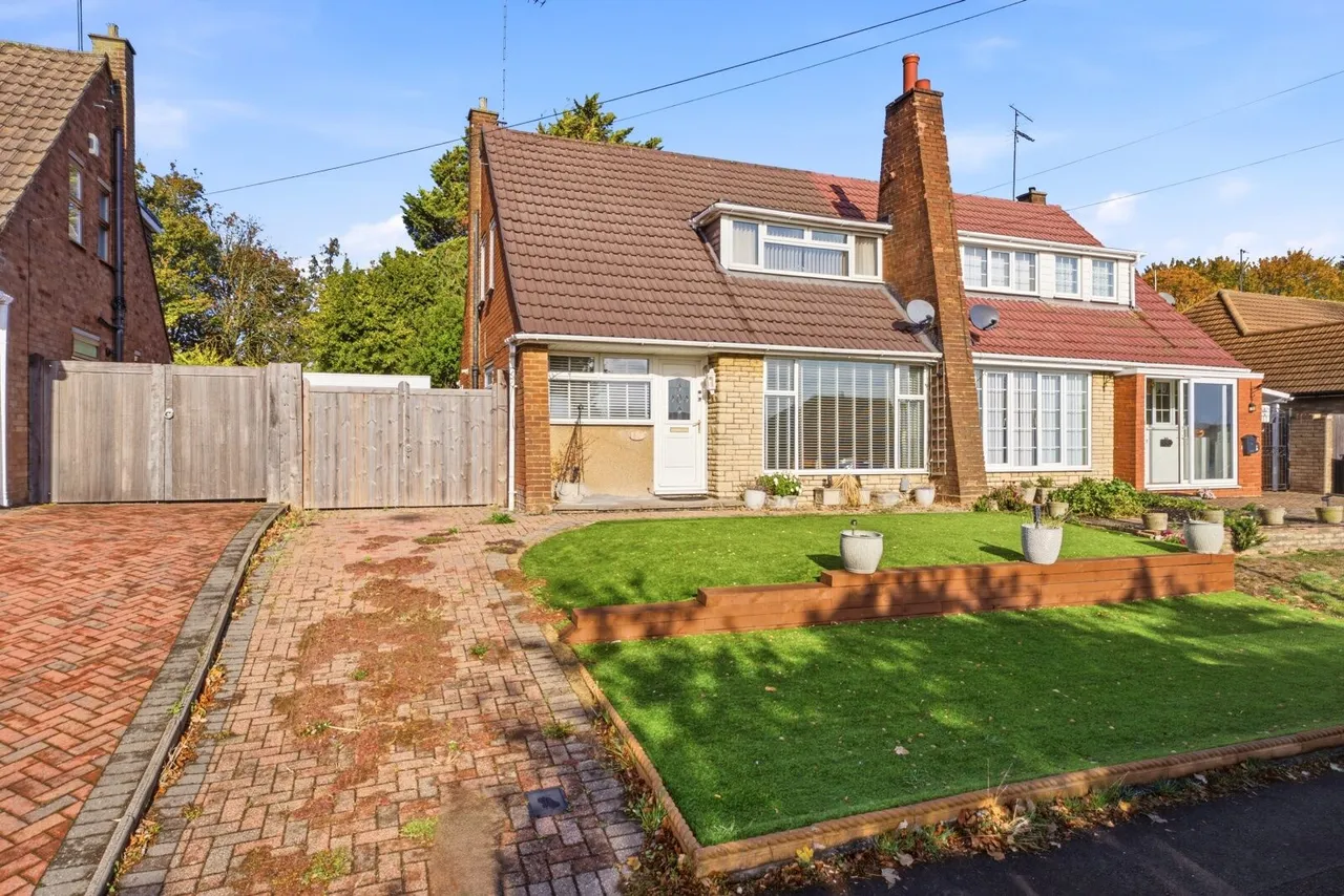 2 bed house for sale, Wilbury Drive, Dunstable, LU5